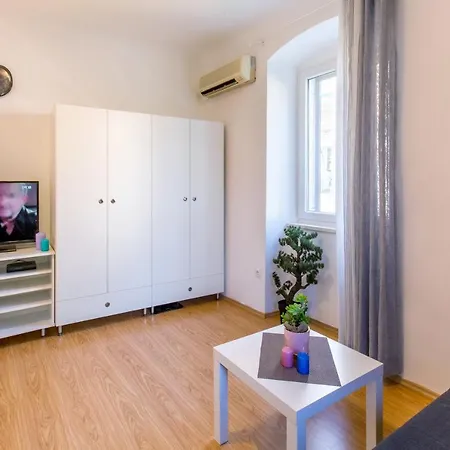 Summer Stone Pleasure Apartment