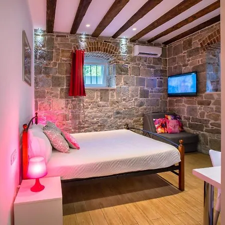 Summer Stone Pleasure Apartment *